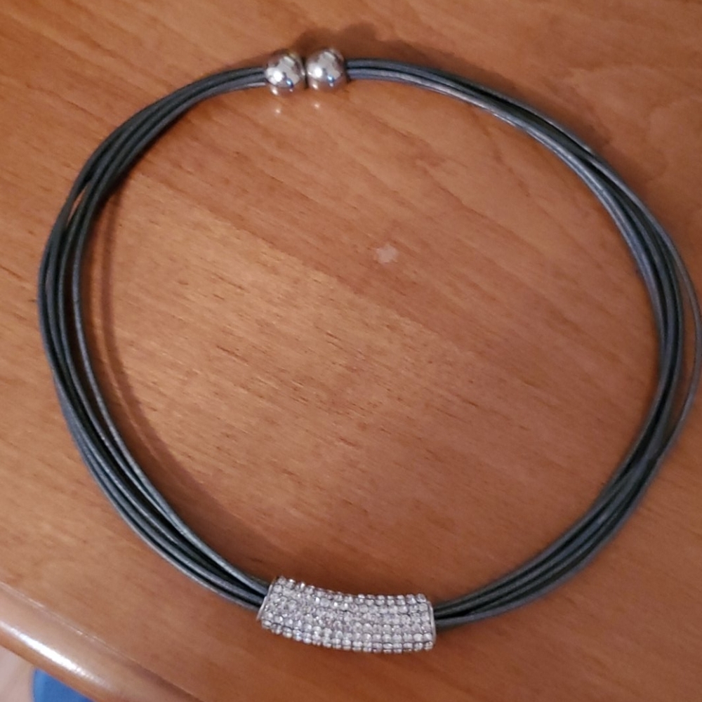 Magnetic clasp neck choker